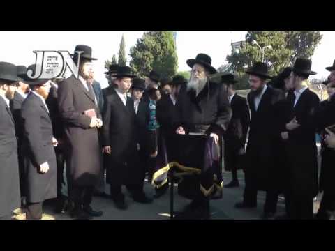 Modzitz Rebbe Saying Tashlich In Yarkon Park In Tel Aviv  - Tishrei 5774