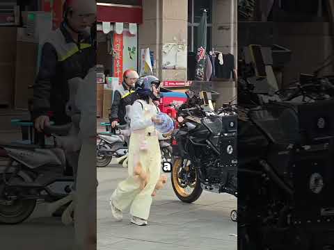 Personne n'arrivait à relever sa moto 😱