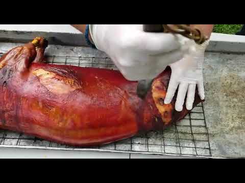 Rico lechón(puerco o cerdo asado)con moro de habichuelas negras para navidad