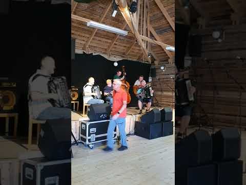 Karusbakken med venner spiller Norskevalsen. Loge A Ransäter 8. juli 2022