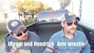 Ubrom und Hendrick Arm wrestle.