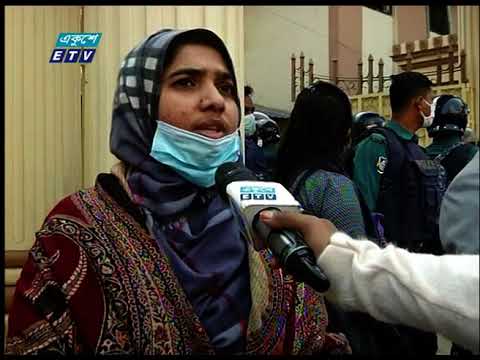 বার কাউন্সিলের লিখিত পরীক্ষা বাতিলের দাবিতে একটি কেন্দ্রে বিক্ষোভ করেছে পরীক্ষার্থীরা