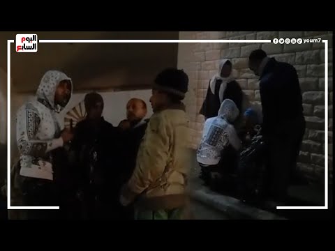 بابا نويل الحقيقي.. ولاد البلد الجدعان بيوزعوا كوفيات مجانا على السقعانين في شوارع مصر