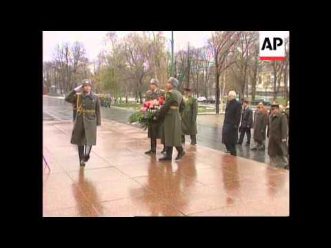 Russia - Jospin visits tomb of unknown soldier