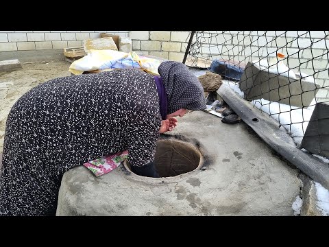 Fogão incomum na vila das montanhas caucasianas INVERNO no Daguestão Rússia