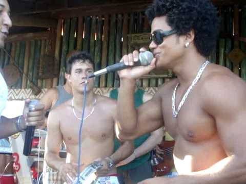 SAMBA 40 GRAUS E LEOZINHO (BANDA EX NAMORADOS) / ELA MEXE COMIGO.MPG