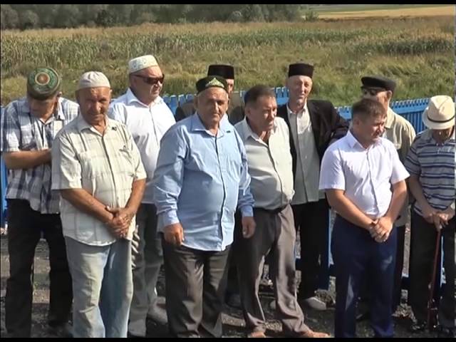 Иглайкинцы пьют родниковую воду 
