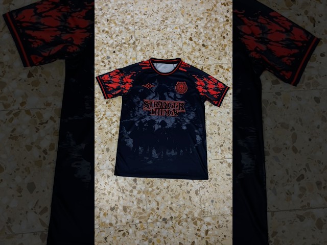 Vídeo relacionado con Stranger Things Vintage Hawkins High Hellfire Camiseta, Hombre, Azul Bebé, XXL