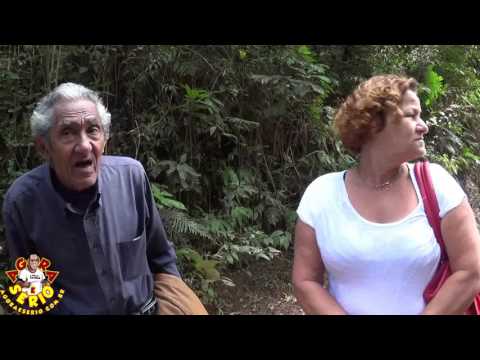 Sr Maximiliano de 77 anos e a Dona Dolores tem que andar 6 Km na Estrada de Itatuba por falta de Transporte do Busão Poerinha em São Lourenço da Serra