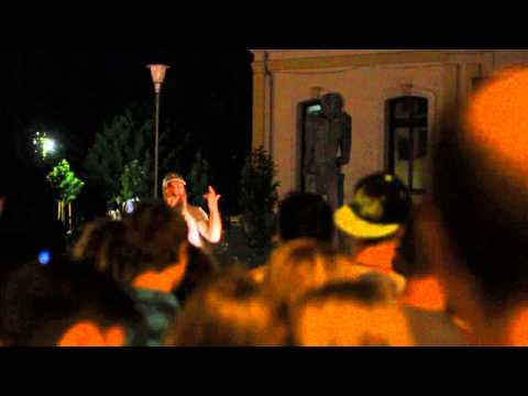 1-Q Sapro a cântat despre șpagă la Theaterstock în fața biroului primarului (2)