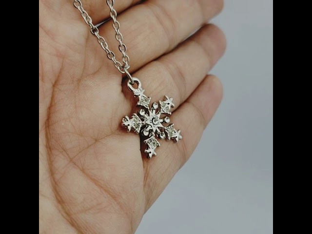 Vídeo relacionado con Abalorios navideños de plata de ley 925 con Papá Noel friki, reno, ratón, copo de nieve y muñeco de nieve, colgantes tipo clip para pulseras o collares, regalo para mujer, niña en Navidad o cumpleaños