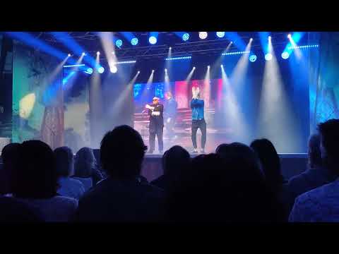 Jiří Korn feat. Vilém Čok - Karel nese asi čaj  ( Znojmo 4.3. 2023 )