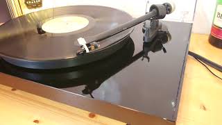 Video thumbnail for Pro-ject Debut III piano black with Ortofon OMB 5E stylus by Alexandre Nunes
