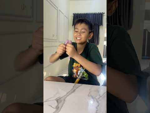 Kakak makan Kiko vs adek makan Kiko