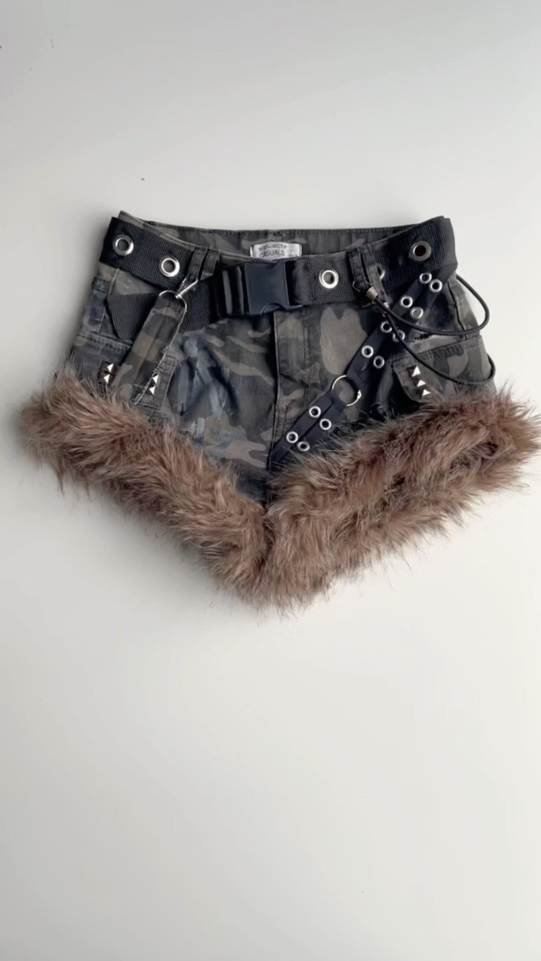 Berkreasi dengan celana camo bekas? Yuk, coba gaya upcycle yang kece ini! ✂️✨