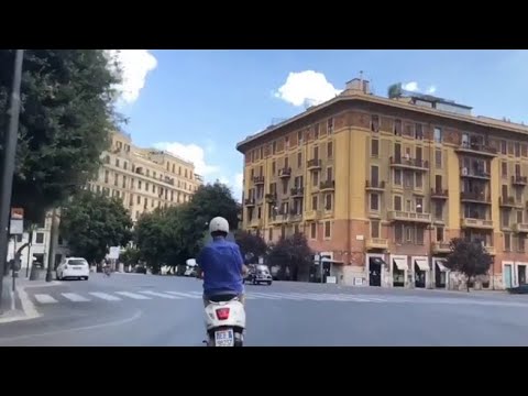 Nanni Moretti tira fuori la vespa dal garage: il giro per Roma come in «Caro Diario»