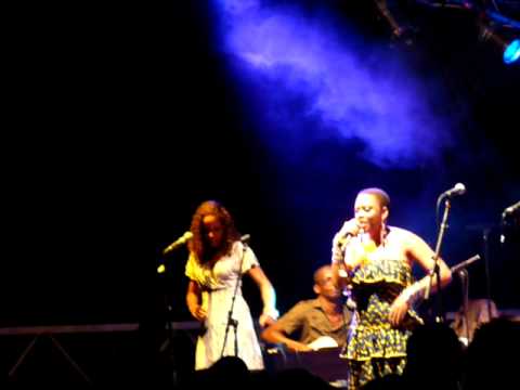 Stevy Mahy & E.sy Kennenga - Fout ou bel/Es ou paré (Live Blow@La Pagerie)