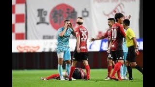 ポドルスキが一発レッド！ 危険なタックルでピッチを後に…
