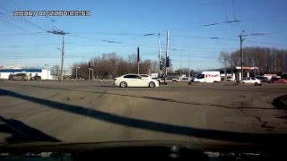 Смотреть онлайн ДТП в Рязани: Автоледи попала в нелепую аварию