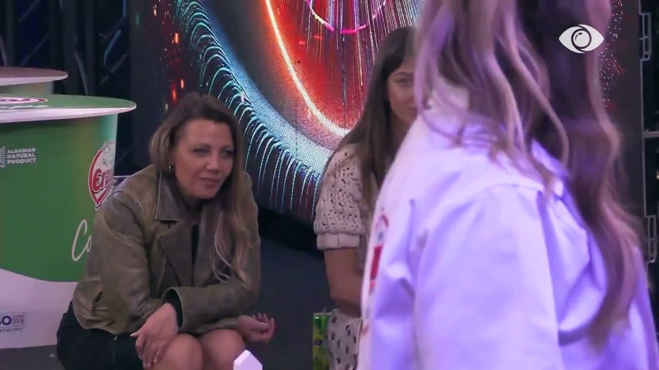 “Kush ta ka bërë dhuratën?”/ Valbona pozon me Murrën dhe e përkëdhel