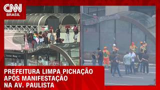 Vídeo: Prefeitura de SP limpa pichação após manifestação na Avenida Paulista | LIVE CNN