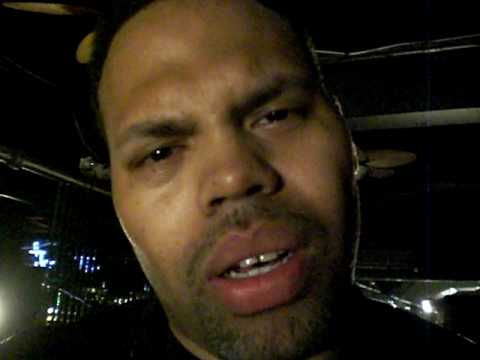 **EXCLUSIVE**Eric Roberson sings to me in my camera!!