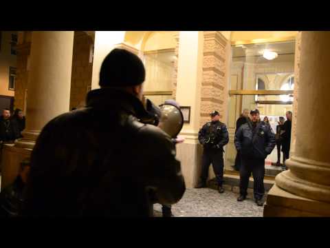 OBČIANSKY ODPOR 17.11.2013 - VYJDITE VON S RUKAMI NAD HLAVOU