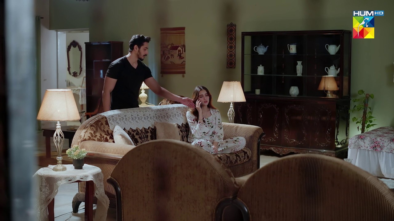 Raat Ke Iss Waqt Kis Se Baatein Kar Rahi Ho Tum..! #sunitamarshal #deewar - HUM TV