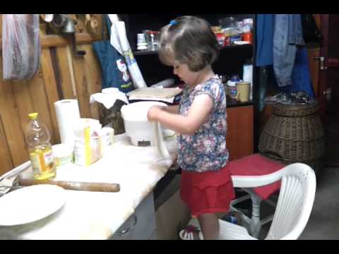 are buna o fetita harnicuta foc...