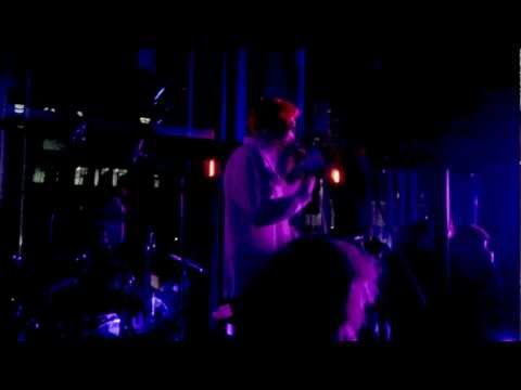 Mushiflo in der schwarzen 7 Flasche fliegt und Anti-Sexismus Ritter stürmt auf die Bühne