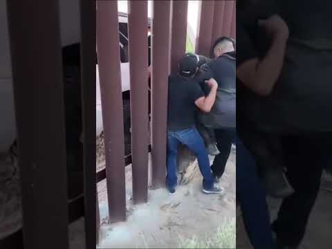 Captan a presuntos polleros cortando muro fronterizo para cruce ilegal