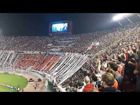 "Borracho, siempre voy descontrolado." Barra: Los Borrachos del Tablón • Club: River Plate