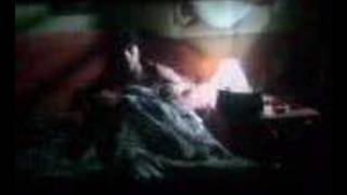 5 muero por muriel. escena de la cama