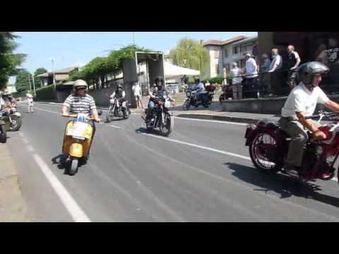 Partenza sfilata moto d'epoca a Intimiano 2015