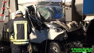 preview picture of video '[LKW FÄHRT AUF LKW AUF] - Fahrer muss von Feuerwehr befreit werden - [E]'