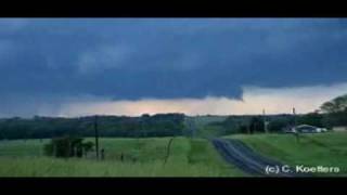 preview picture of video 'Brief Tornado touchdown near Bethany, MO May 24, 2004'