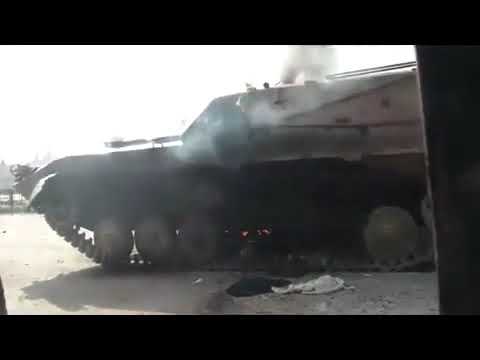 اشتعال النيران في الدبابة جراء استهدافها بعبوة ناسفة من قبل كتائب الفاروق في حي بابا عمرو في حمص