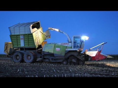 Claas Jaguar 900 FS on tracks @ night - Loonwerken De Bruyne - mais 2013
