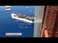 Viduržemio  jūra: vaizdo įraše matyti, kaip migrantai bando išsigelbėti iš laivo