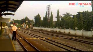 preview picture of video 'kereta api angkutan semen melewati bandara Adisutjipto'