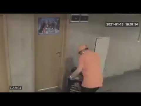 chimpanzé atendendo a porta/ ADM recebendo motoboy