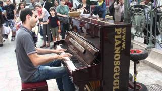 Paris street piano player (Steve Villa-Massone)