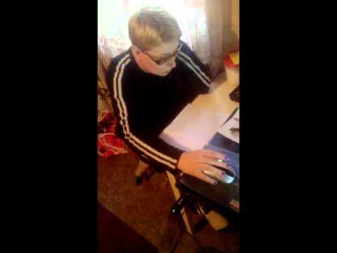 Девушка поёт в память о матери....