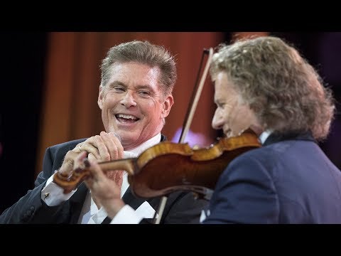 דייוויד הסלהוף ואנדרה ריו מבצעים את אהוב אותי ברכות של אלביס פרסלי