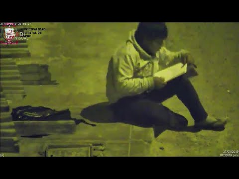 Un ragazzo studia sotto il lampione e milionario paga per ripristinare la luce nel suo paese