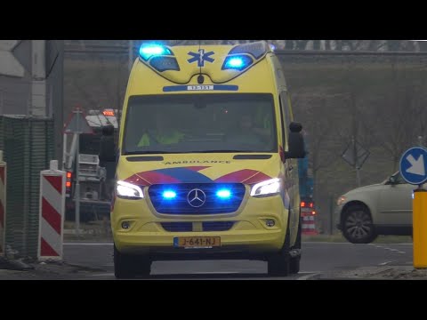 Verschillende Ambulances met spoed vanaf Post Overamstel in Amsterdam