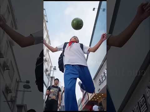 Questo ragazzino gioca a calcio meglio di Ronaldo 😲⚽️