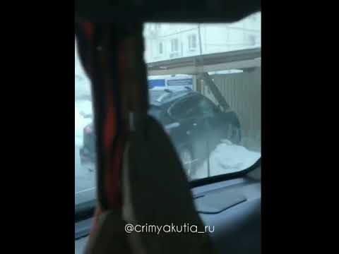 Видеофакт: В Якутске иномарка врезалась в пешеходный тротуар Видеофакт: В Якутске иномарка врезалась в пешеходный тротуар