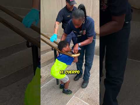 A este niño se le quedó la cabeza atrapada entre las barandillas 😳
