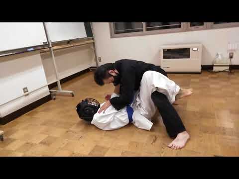 寝技の引き込みに対して護身術